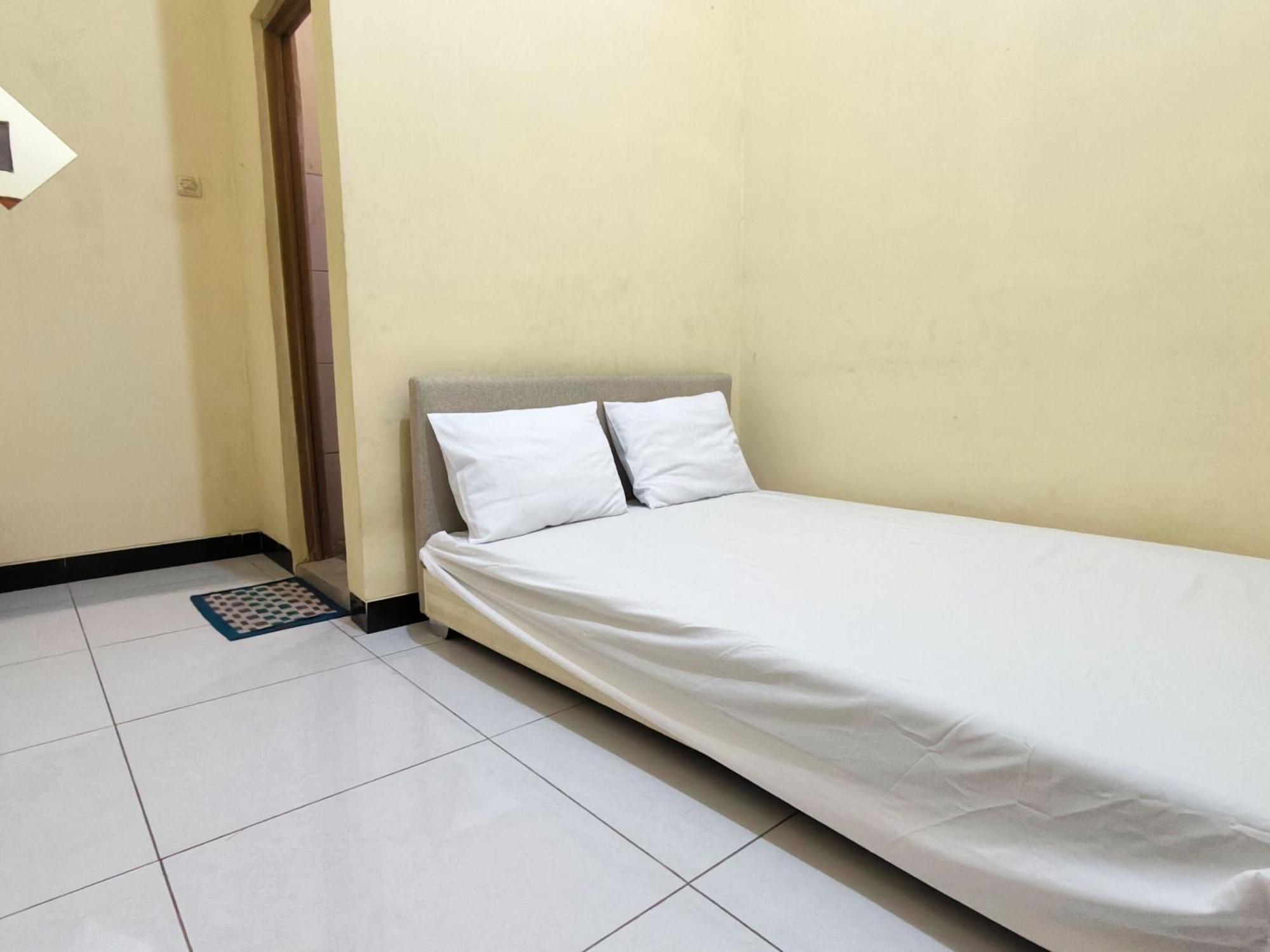 Nn Guesthouse Surakarta  ภายนอก รูปภาพ